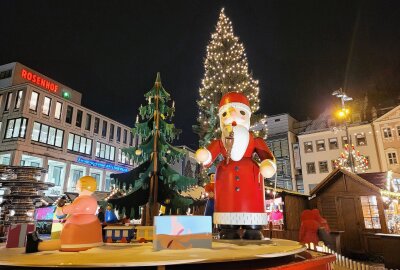 Chemnitzer Weihnachtsbaum: Weg aus dem Vogtland hält Tücken parat - So schön sah der Chemnitzer Weihnachtsbaum 2022 aus. Foto: Katja Lippmann-Wagner