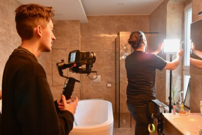 Chemnitzer Wohnung ist Kulisse für neuen Kurzfilm von Benjamin Agsten - Im Badezimmer bereiten Kameramann und Lichttechniker alles für die nächste Szene vor. 