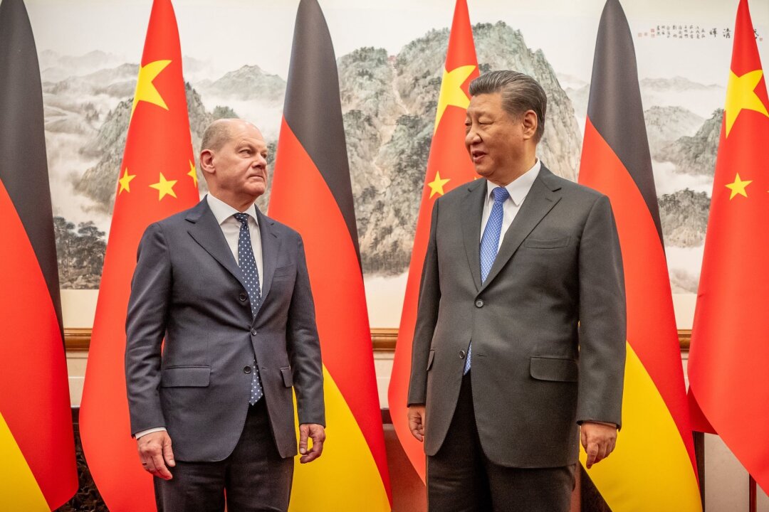China setzt auf enge Kooperation mit Deutschland - Bundeskanzler Olaf Scholz wird von dem chinesischen Staatspräsidenten Xi Jinping im Staatsgästehaus empfangen.