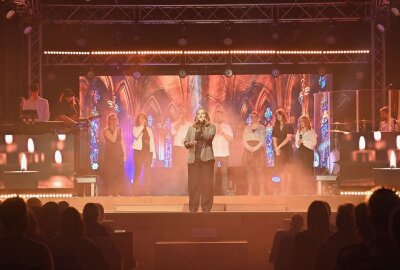 "Christmas Experience" macht Station in Oelsnitz - Zeal Church hat mit Christmas Experience gestern in der Stadthalle in Oelsnitz Station gemacht. Foto: Ramona Schwabe