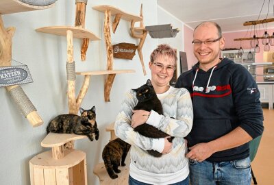 "Ciao Miau" heißt es ab Mittwoch im Katzencafé auf dem Kaßberg - Auch ihr Lebensgefährte Pierre Dost hat ein Herz für Stubentiger. Foto: Andreas Seidel