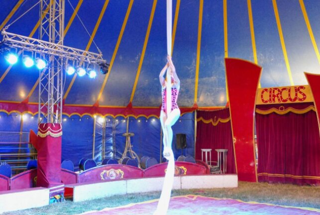 Circus Atlantik erstmals zu Gast im Erzgebirge - Und so sieht es drinnen aus: Bis zu 700 Besucher finden im Zelt Platz. Foto: Andreas Bauer