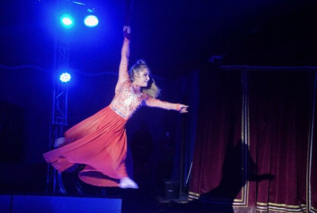 "Circus Maximus" begeisterte Gäste in Mittweida: Nächster Stopp ist Penig - Die ukrainische Akrobatin Natalie schwingt sich in Seidentüchern gewickelt durch die Luft. Foto: Sabine Pfeiffer