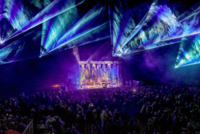 City begeistert 1500 Fans auf Waldbühne - Die Licht- und Lasershow sorgte für zusätzliche Wow-Effekte. Foto: Katja Lippmann-Wagner
