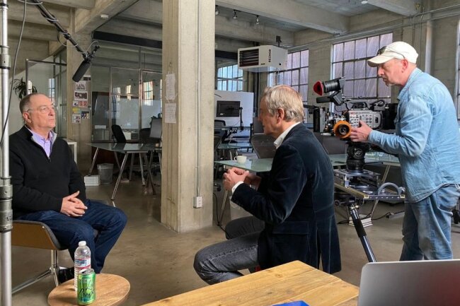 Gibt es Ethik im Silicon Valley? Claus Kleber (zweiter von links) und Stanford Professor Fred Turner (links) beim Interview-Setup in San Francisco.