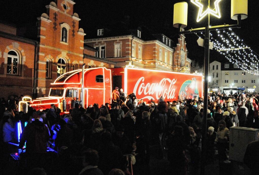 Coca-Cola-Trucktour macht Station in Kirchberg - Der Coco-Cola-Weihnachtstruck, der vor einigen Jahren schon einmal in der Region war, kommt nach Kirchberg. Foto: Ralf Wendland/Archiv
