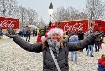 Coca-Cola-Weihnachtstrucks in Kirchberg - Chris Block aus Kirchberg hat sich das Spektakel nicht entgehen lassen. Foto: Ralf Wendland