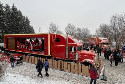 Coca-Cola-Weihnachtstrucks in Kirchberg - Die Coca-Cola-Weihnachtstrucks machen Station auf dem Festplatz in Kirchberg. Foto: Ralf Wendland