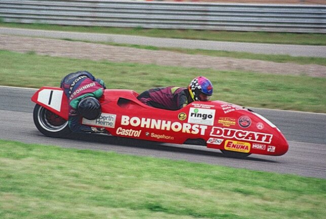 Ralph Bohnhorst/Eckart Rösinger gewann das Seitenwagen-Rennen 1997. Foto: Thorsten Horn