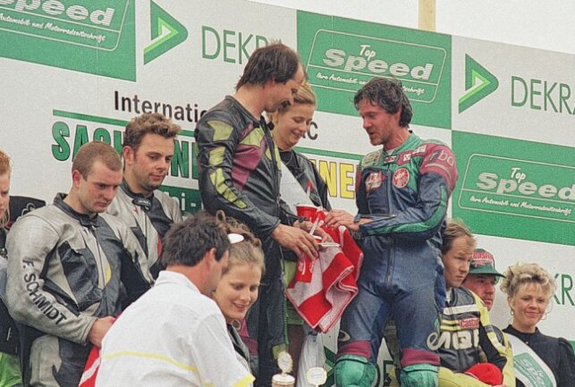 Comeback der Seitenwagen heute vor 25 Jahren - Ehrung der Sieger. Foto: Thorsten Horn