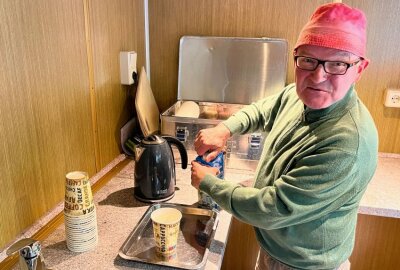 Comeback: "Kaffee-Kurt" verkauft wieder Leckereien im Erzgebirge - Die Ausstattung des Verkaufsstands erfüllt alle Anforderungen. Foto: Jan Görner