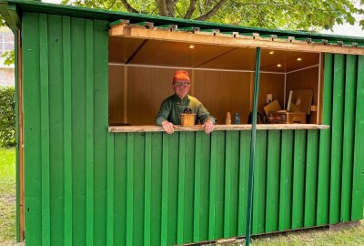 Comeback: "Kaffee-Kurt" verkauft wieder Leckereien im Erzgebirge - Der neue Stand ist auch wetterfest. Foto: Jan Görner