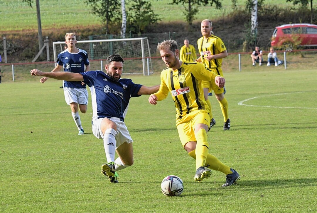 Concordia Schneeberg ohne Zählbares - Der FC Concordia Schneeberg - Ben Schmiedel (re.) hat sich Mülsen geschlagen geben müssen. Foto: Ralf Wendland