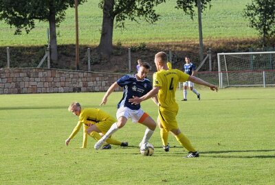 Der FC Concordia Schneeberg - am Ball rechts Jonas Seifert - hat sich Mülsen geschlagen geben müssen. Foto: Ralf Wendland