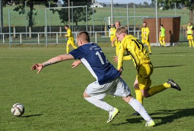 Der FC Concordia Schneeberg - rechts Eric Klausnitz - hat sich Mülsen geschlagen geben müssen. Foto: Ralf Wendland