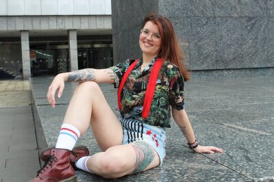 Constanze (27) aus Chemnitz liebt Musik und Filme und hat viele Tattoos darauf bezogen.