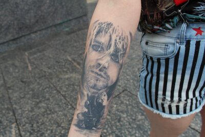 Weil ihre Lieblingsband Nirvana ist trägt Constanze das Porträt vom 1994 verstorbenen Nirvana-Sänger Kurt Cobain auf ihrem rechten Unterarm. 