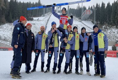 Continental Cup der Skispringer läuft in Klingenthal - Das DSV-Team feiert Justin Lisso (oben), der am Samstag Platz 3 geholt hat. Foto: Ralf Wendland