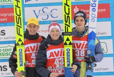 Continental Cup der Skispringer läuft in Klingenthal - So sehen die Sieger vom Samstag aus (v.li.) der Norweger Benjamin Oestvold (2.), der Norweger Sondre Ringen (1.) und DSV-Athlet Justin Lisso (3.) Foto: Ralf Wendland