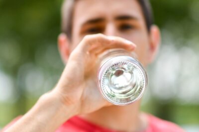 Cool bleiben: Elf Tipps große Hitze zu überstehen - Trinken, trinken, trinken: Der Körper braucht besonders viel Flüssigkeit, wenn er viel schwitzt.