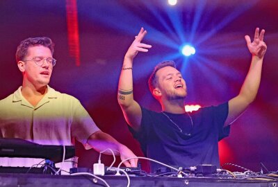 Coole DJ-Party zum Plauener Spitzenfest-Auftakt - Das Berliner DJ-Duo "You Not US" mixte den Sound für eine coole Tanz-Party. Foto: Thomas Voigt