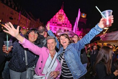 Coole DJ-Party zum Plauener Spitzenfest-Auftakt - Ausgelassen feierten die Spitzenfest-Besucher vor der Hauptbühne auf dem Plauener Altmarkt. Foto: Thomas Voigt