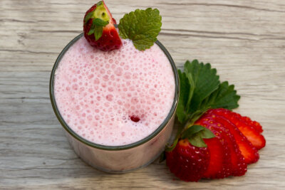 Der Erdbeer-Milchshake darf auch im Sommer nicht fehlen. Foto: Adobe Stock 