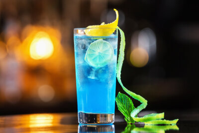 Ein blauer Cocktail kann auch entzücken. Foto: Adobe Stock 