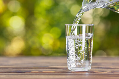 Der Klassiker: Ein eiskaltes Glas Wasser. Foto: Adobe Stock