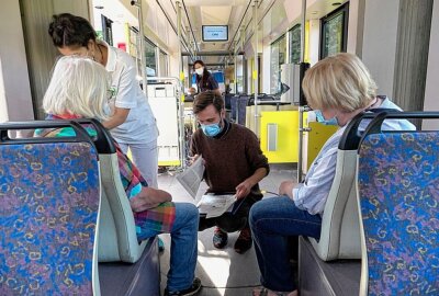 Corona aktuell: Impfen in der Straßenbahn am Wochenende - Impfungen gegen das Corona- Virus in einer Strassenbahn. Foto: Harry Härtel