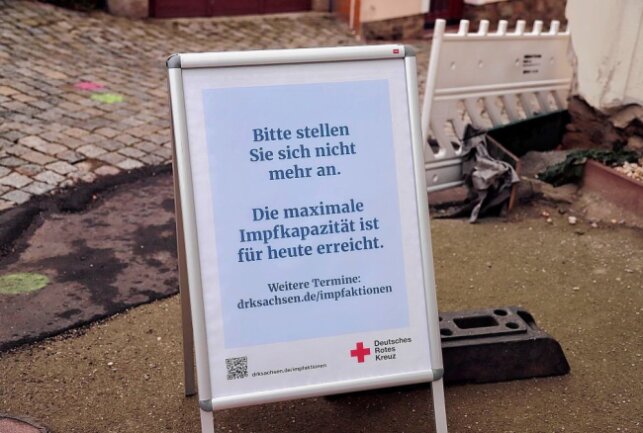 Unbekannte drehten das Schild in Richtung Wartende und sagten ihnen, dass sie nach Hause gehen können, weil die Impfstoffe verbraucht seien. Foto: Niko Mutschmann