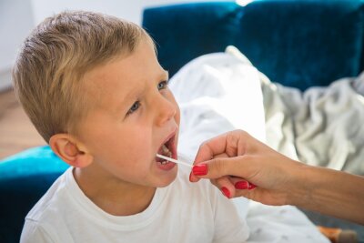 Corona bei Kindern: Das müssen Eltern wissen - Der Lolli-Test ist für Kinder besser geeignet als tiefe Abstriche im Rachen oder in der Nase.