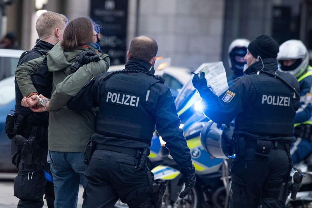 Polizei: Polizisten in Frankfurt am Main nehmen eine Teilnehmerin einer Corona-Demonstration fest.