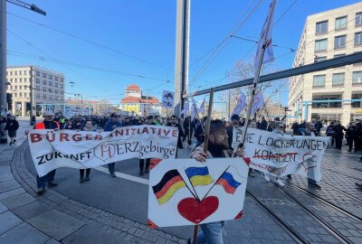 Corona-Freedom Day in Sachsen: Menschen ziehen mit Banner gegen Coronapolitik durch Dresdner City - Zahlreiche Banner zeigen noch immer die Kritik an die Coronamaßnahmen und der Impfpflicht. Foto: B&S
