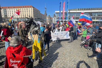 Corona-Freedom Day in Sachsen: Menschen ziehen mit Banner gegen Coronapolitik durch Dresdner City - Viele russische Flaggen waren auf der Demo auch zu sehen. Foto: B&S