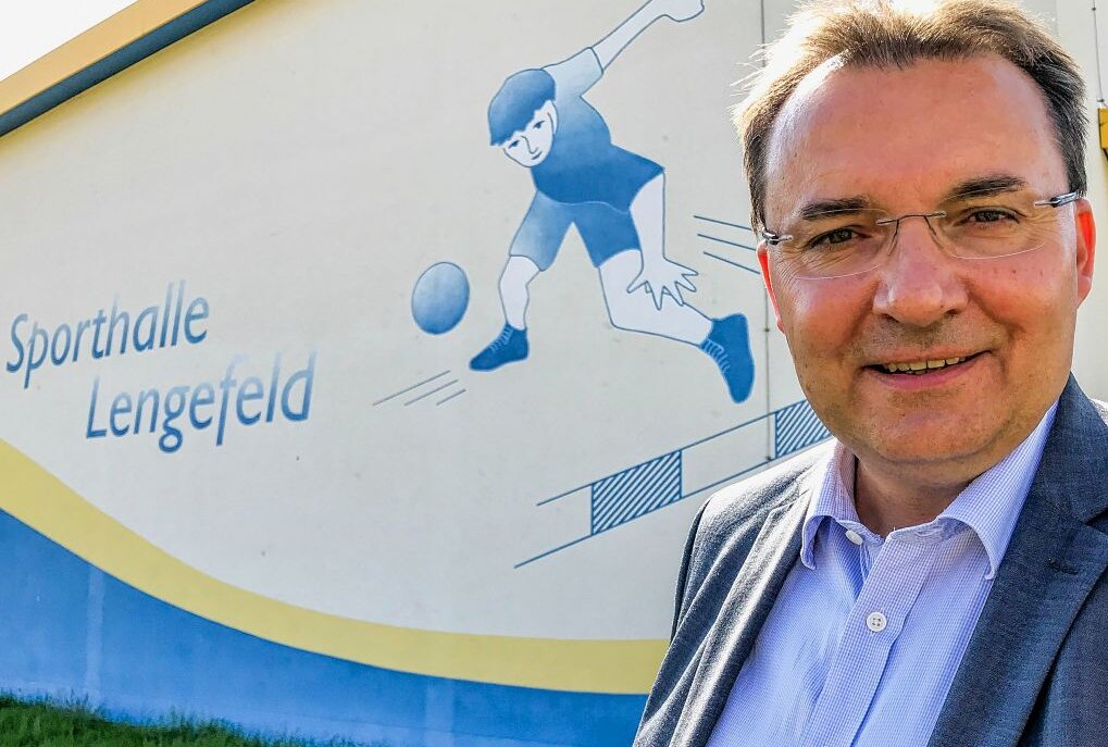 Der Bürgermeister der Stadt Pockau-Lengefeld Ingolf Wappler vor der Turnhalle, in der am Samstag geimpft wird. Foto: Jan Görner