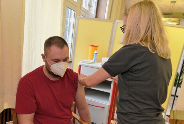 Steven Urland hat sich von Dr. med. Nancy Wüstling die Booster-Impfung geben lassen. Foto: Ralf Wendland