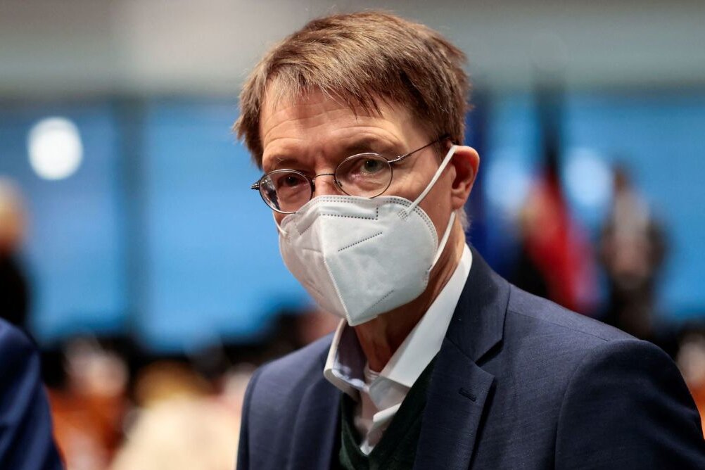 Karl Lauterbach (SPD), Bundesminister für Gesundheit, trotz eines geringeren Risikos für schwere Erkrankungen bei der neuen Omikron-Variante für nötig.