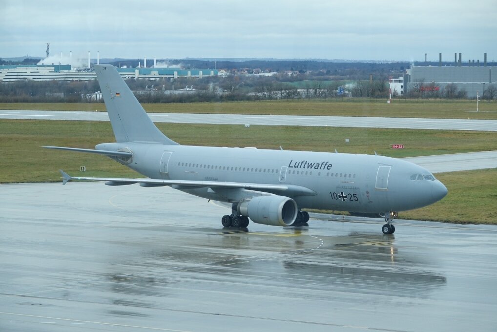 Kurz nach 10.30 Uhr landete ein Airbus der Bundeswehr auf dem Dresdner Flughafen, um Coronapatienten aus Sachsen zu verlegen.