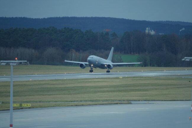 Kurz nach 10.30 Uhr landete ein Airbus der Bundeswehr auf dem Dresdner Flughafen, um Coronapatienten aus Sachsen zu verlegen.