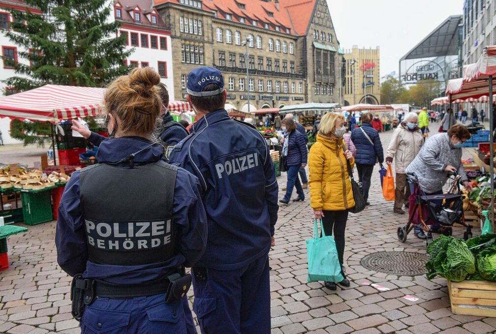 Corona-Maßnahmen werden in Chemnitz verschärft kontrolliert - Mitarbeiter der Polizei und der Polizeibehörde kontrollieren die Maskenpflicht.Foto: Andreas Seidel