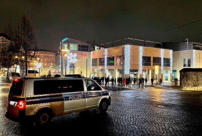 Corona-Protest: Illegaler Aufzug in Plauen - Gegen 18.30 Uhr befinden sich zirka 50 Menschen vor Ort. Foto: Daniel Unger