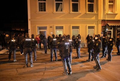 Corona-Protest in Freiberg: Polizei greift durch - In Freiberg hat es am Freitag erneut Proteste gegen die aktuelle Corona-Politik gegeben. Foto: B&S/Bernd März
