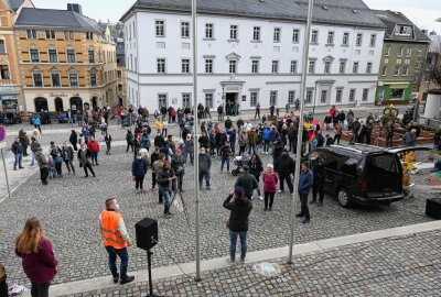 Corona-Protest in Stollberg: "Es geht um unsere Kinder" - Vor dem Rathaus in Stollberg haben sich am heutigen Sonntag 180 Menschen versammelt. Foto: Ralf Wendland