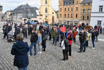 Corona-Protest in Stollberg: "Es geht um unsere Kinder" - Vor dem Rathaus in Stollberg haben sich am heutigen Sonntag 180 Menschen versammelt. Foto: Ralf Wendland