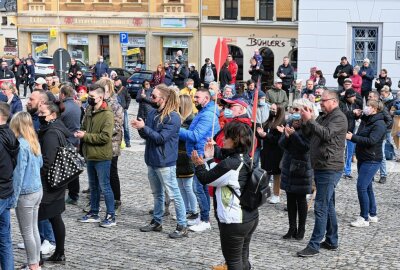 Corona-Protest in Stollberg: "Es geht um unsere Kinder" - Vor dem Rathaus in Stollberg haben sich am heutigen Sonntag180 Menschen versammelt. Foto: Ralf Wendland