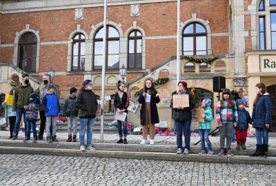 Corona-Protest in Stollberg: "Es geht um unsere Kinder" - Vor dem Rathaus in Stollberg haben sich am heutigen Sonntag 180 Menschen versammelt, darunter auch Kinder, die zum Mikrofon gegriffen haben. Foto: Ralf Wendland