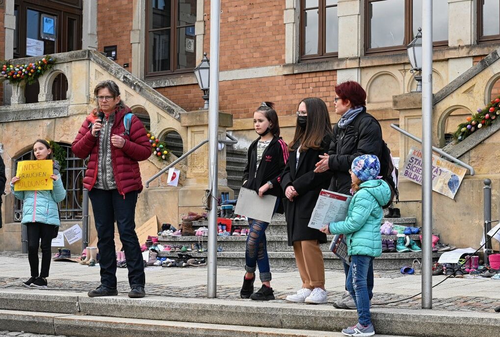 Corona-Protest in Stollberg: "Es geht um unsere Kinder" - In Stollberg ist unter anderem auch Dr. Gerlind Läger, Internistin aus Oelsnitz (li.) aufgetreten. Foto: Ralf Wendland