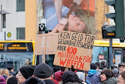 Corona-Protest: Über 800 Impfgegner demonstrieren in Chemnitz - Am Samstag gegen 15 Uhr demonstrierten etwa 800 Impfgegner in Chemnitz. Foto: Harry Haertel