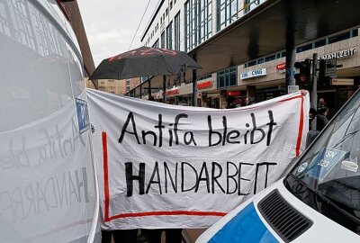 Corona-Protest: Über 800 Impfgegner demonstrieren in Chemnitz - Am Samstag gegen 15 Uhr demonstrierten etwa 800 Impfgegner in Chemnitz. Foto: Harry Haertel